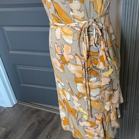 Fun Flirty and Flattering Faux Wrap Floral dress! Gently used. Only worn twice. - Picture 4 of 6